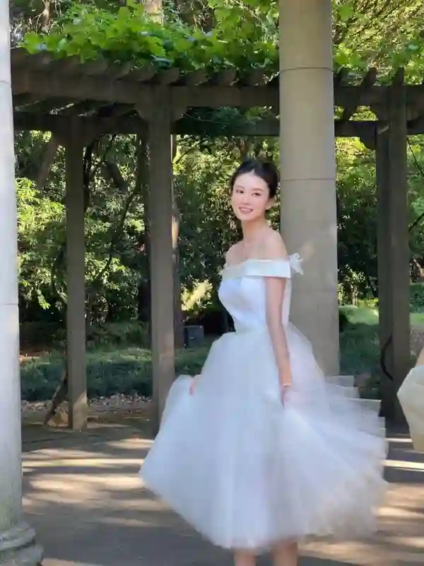 乔欣穿深V樱桃连衣裙野餐！小腹微隆疑有孕，晒富太日常惹人羡慕