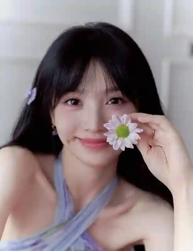 田曦薇紫色挂脖长裙造型，微卷簪花甜美灵动似精灵