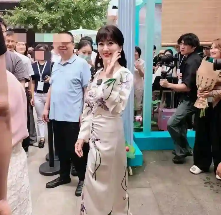 赵雅芝机场吃泡面被偶遇，喝矿泉水还得用吸管，饭后狂补妆真优雅