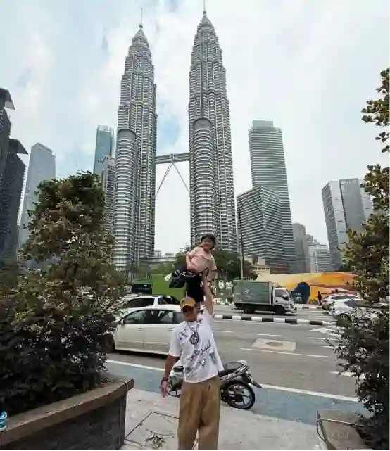TVB视帝晒全家福，力破婚变传闻，曾不戴婚戒夜蒲被猜测夫妻离婚