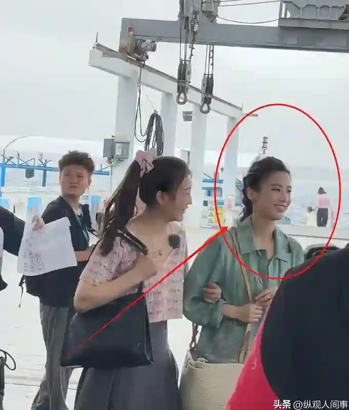 黄圣依近况曝光，打扮一言难尽，裙摆全是褶，网友：像穿了个麻袋