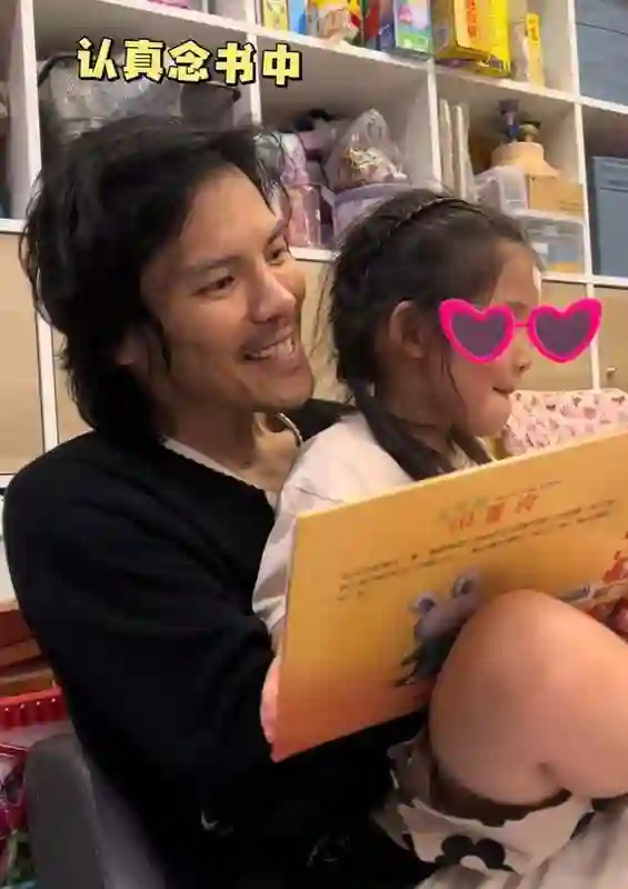 向佐端午节晒女儿，胡子拉碴像流浪汉，撞脸广西偷电瓶网红