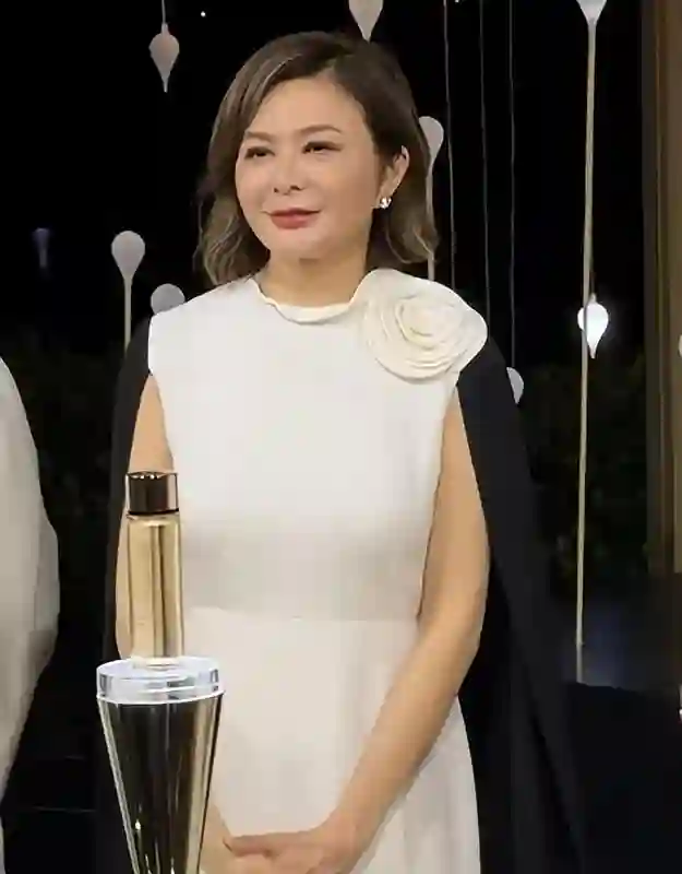 62岁关之琳与53岁朱茵同框，一个脸肿一个好矮，皮相骨相区别明显