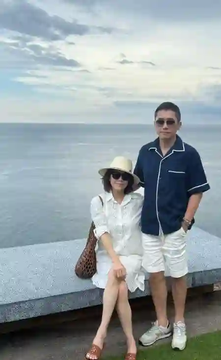 梁朝伟刘嘉玲泰国度假，两人结婚多年恩爱如初，刘嘉玲美腿抢镜