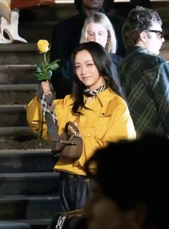45岁汤唯机场偶遇：休息室素颜现身，李安眼光果然独到