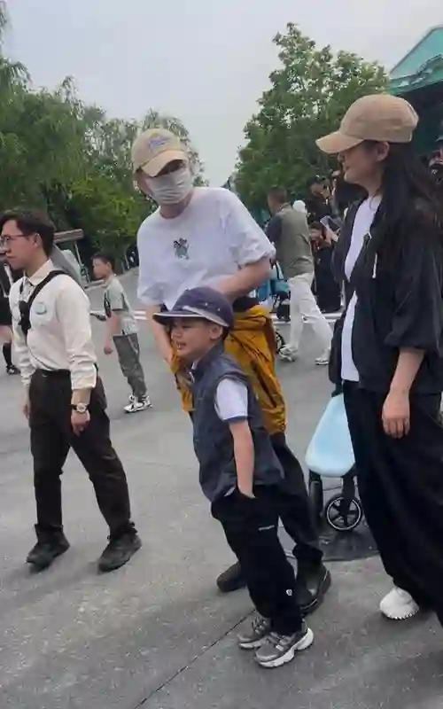 蒋勤勤一家在北京游乐场，7岁儿子罕露面像陈建斌，当众插兜跳舞
