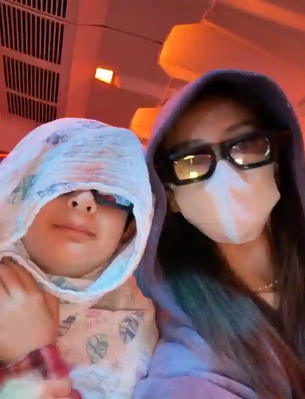 baby祖孙三人回香港，妈妈背LV好年轻，小海绵腿真长连背影都很帅