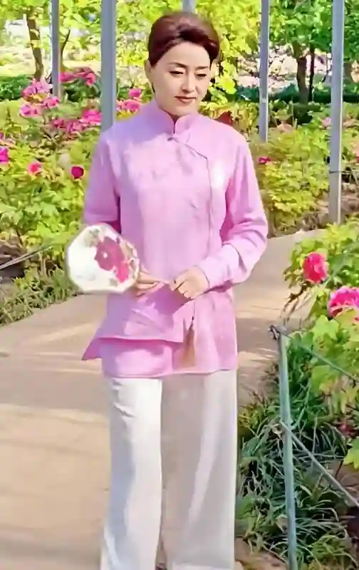 偶遇56岁杨澜素颜赏花，真实颜值，惊艳时光引热议