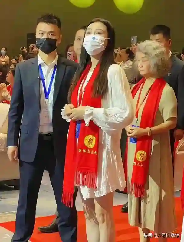口罩眼镜齐上阵，不露真面目的王祖贤，遮掩的答案早已不言而喻