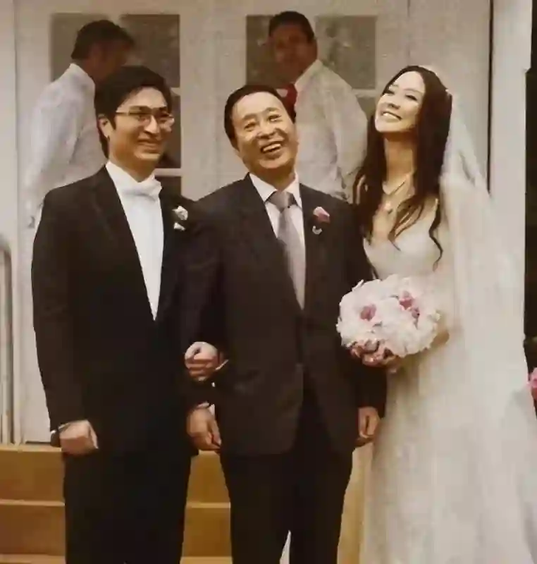 她14岁就长得“倾国倾城”，被富豪花8亿娶回家，8年生下4个娃娃