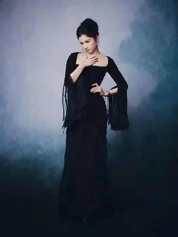 张婧仪身着黑色流苏长裙亮相华表奖，肌肤细腻光滑气质超绝