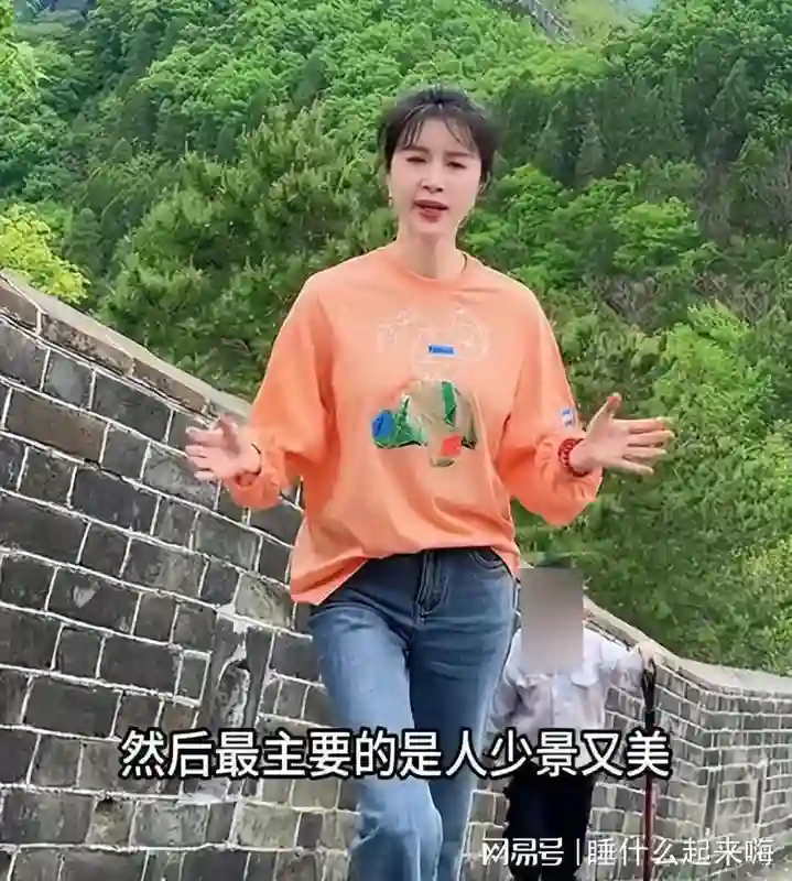 曝50岁金巧巧现身蓟县，脸瘪嘴巴歪，医美老和自然老的差距好明显