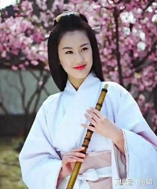 “白月光”黄圣依：下跪赵本山，甩掉杨子，如今醒悟，42岁不算晚