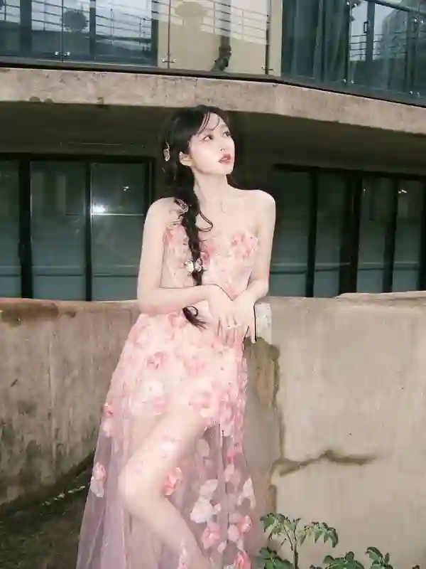 杨肸子晒夏日随拍 麻花辫造型青春感爆棚