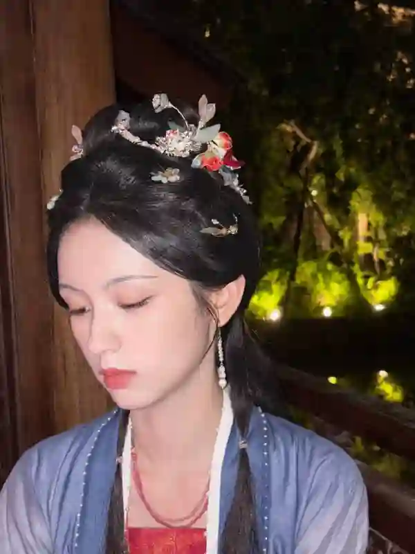 周也古装花絮九宫格氛围感拉满，从侠女到贵女切换自如尽显全能