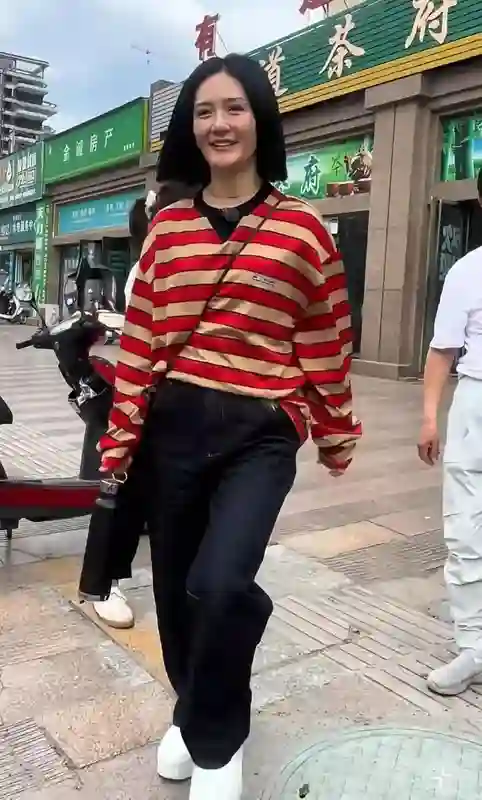 43岁谢娜近照曝光，和父母下小馆子，纯纯“厂妹风”穿搭土气朴素