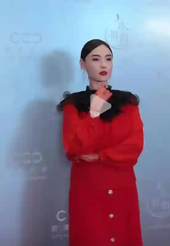 澳门这一夜，坐“李冰冰”身边的张柏芝，让所有人见识了她的地位