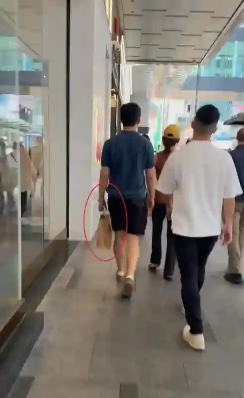 杨采钰已到香港待产！和老公商场购物身形浮肿，生产前只能穿拖鞋