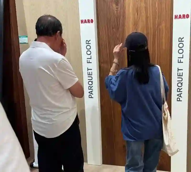 45岁董洁回大连老家被偶遇，带爸爸挑选进口木地板，豪宅疑似重新装修