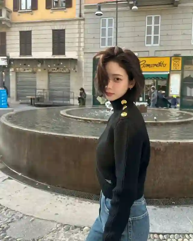 剪短还不够，赵丽颖的翘翘头“卷”得有点灵