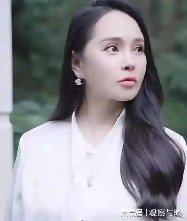 伊能静全家去灵隐寺祈福，秦昊罕见露面，住1万块一晚的豪华酒店