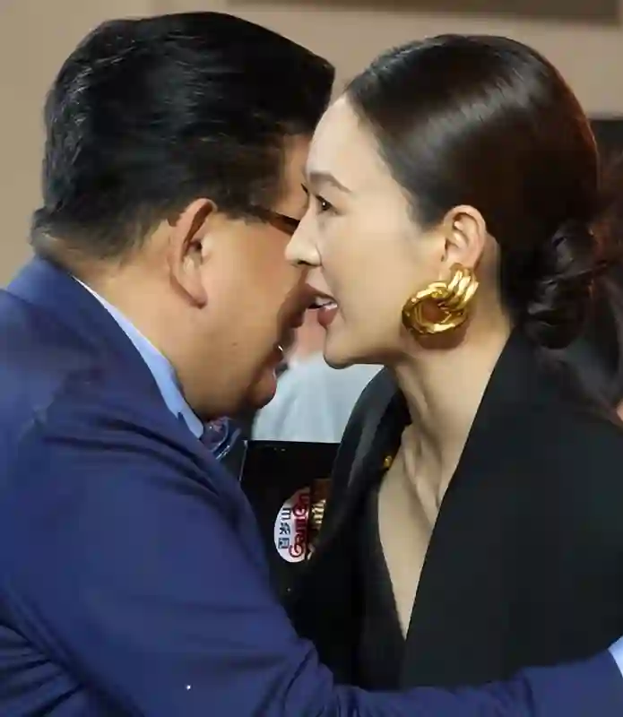 咸猪手、占C位：一张合照戳破白玉兰这晚的温情，难怪刘亦菲缺席