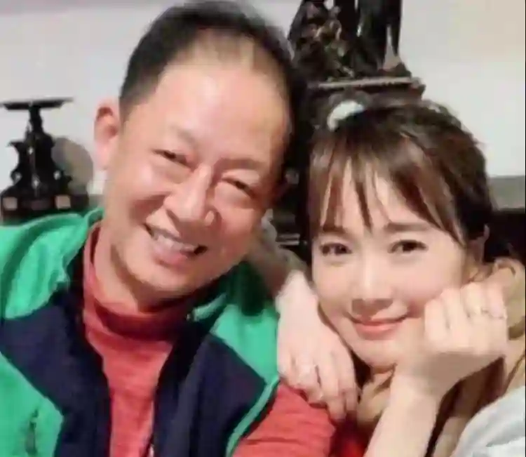 48岁左小青现状：现身香港，素颜皮肤嫩到发光，如今单身不谈恋爱