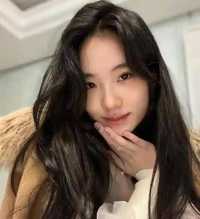 小S二女儿Lily晒旅行美照，走出大S离世阴影，秀小蛮腰和豪车