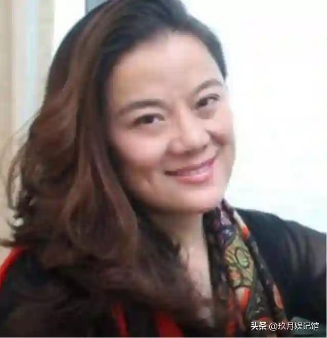 她41岁嫁入豪门，44岁为81岁刘诗昆生下女儿，48岁又生下二胎儿子