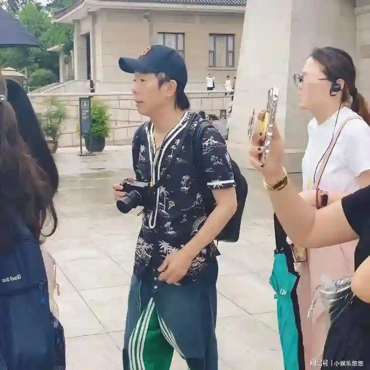 朱茵一家游西安！黄贯中老人味十足，头发花白背佝偻，女儿很像他