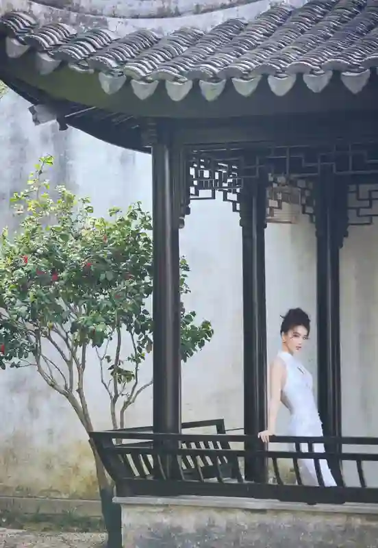 黄圣依15岁黑坎肩造型旧照流出，青涩灵动颜值超高