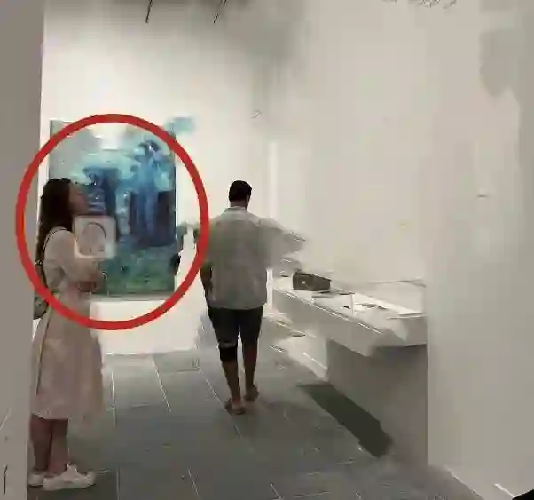 徐子珊45岁近照曝光，独自现身法国美术馆，网友分享偶遇细节