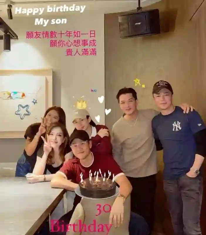林心如许玮甯聚餐为朋友庆生，霍建华邱泽肩搭肩，两家人好养眼