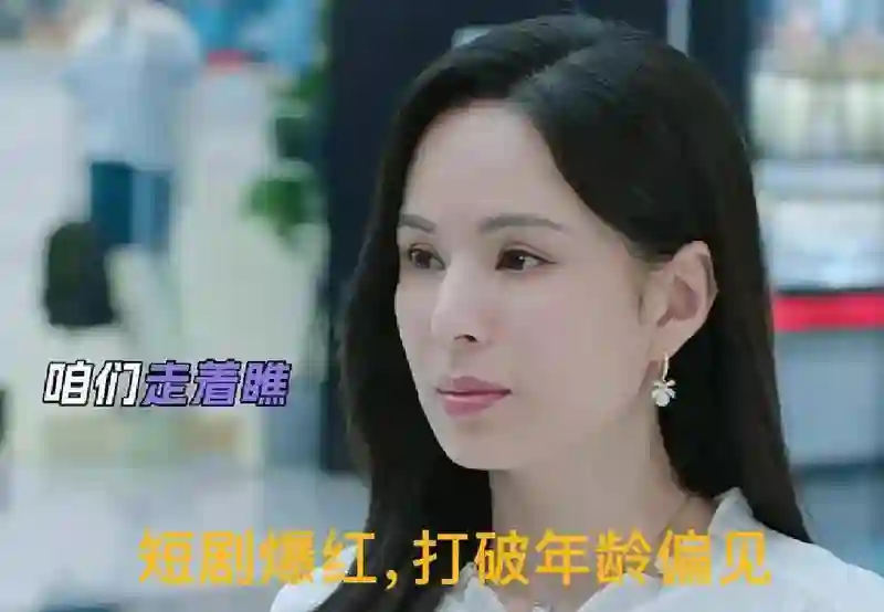 59岁小龙女李若彤：甜品店笑成少女，活得太带劲！