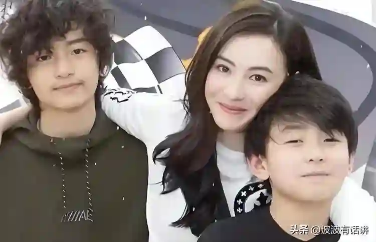 大儿子18岁，二儿子15岁，小儿子7岁，如今45岁依旧美得很惊艳！