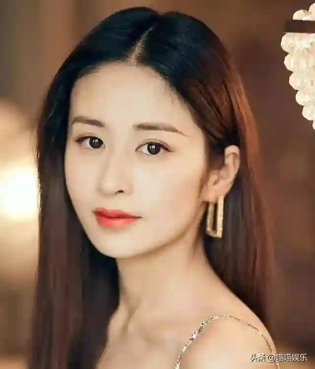 颖儿带女儿去游乐园：路人镜头下皮肤白到发光，这状态不像孩他妈