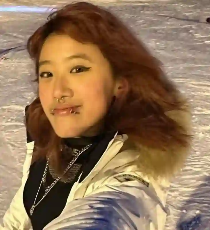 贾静雯女儿晒照，梧桐妹摘掉鼻环，卸了浓妆，美回19岁该有的样子