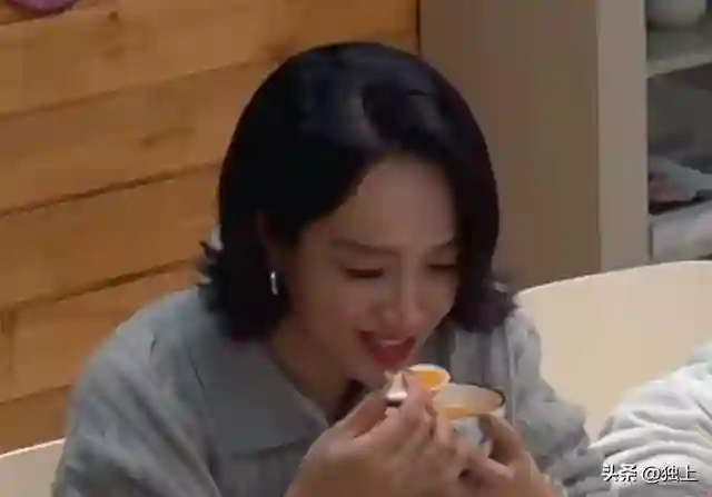 朱丹讲：姐姐搂弟弟像妈妈抱儿子，有谁注意何猷君？不留一点情面