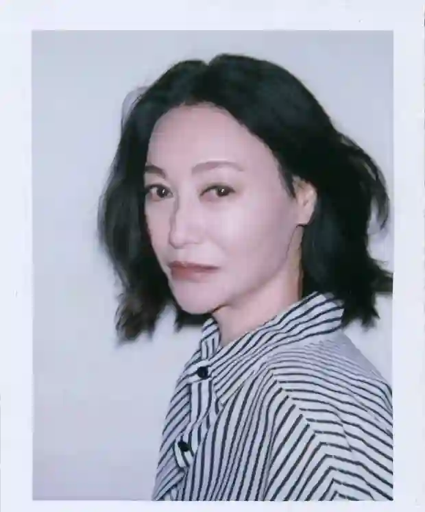 条纹衬衣搭配短发拍摄撕拉片 惠英红诠释酷飒与活力并存的时尚感