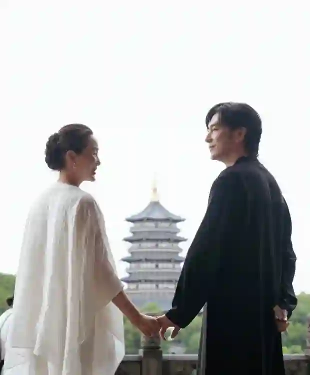 林依轮分享与妻子西华30周年合影！同框笑容温馨治愈，岁月不败恩爱真情