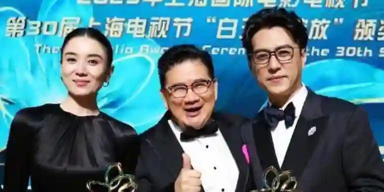 咸猪手、占C位：一张合照戳破白玉兰这晚的温情，难怪刘亦菲缺席