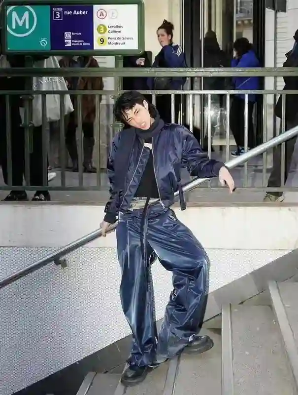 伊能静儿子穿肚兜逛街，网友：生儿变育女，庾澄庆：快乐就好
