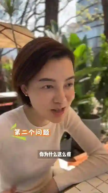 车晓北京逛市集，背帆布包打扮朴素像家庭主妇，手臂细如竹竿太瘦
