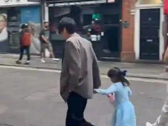 <em>父女</em>牵手同行，搂女儿肩膀太有爱，唐艺昕跟后面