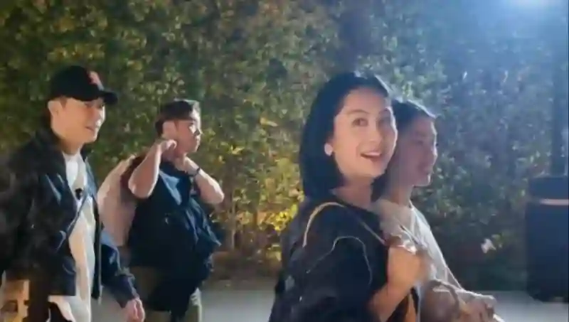 朱茵一家三口看演出，素颜肤色好真实，12岁女儿遗传妈妈一半颜值