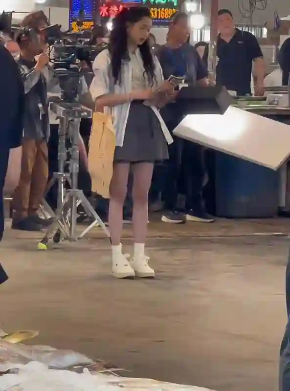 关晓彤脱离美颜滤镜 ，嘴角纹、法令纹严重，给人又老又年轻的感觉