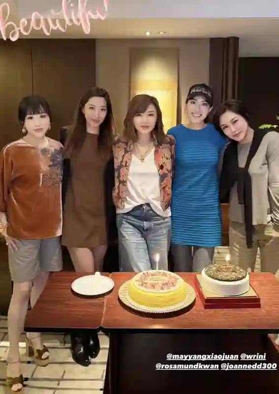 62岁关之琳亮相生日会，花衣亮眼合照抢镜，站中间获贵宾待遇