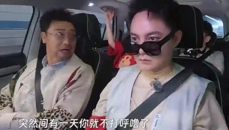 贾冰这是怎么了？暴瘦45斤后首亮相，和妻子同框像极了父女