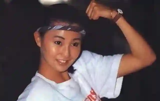 张曼玉，58岁住平民区，买地摊货，跌落神坛却让人羡慕