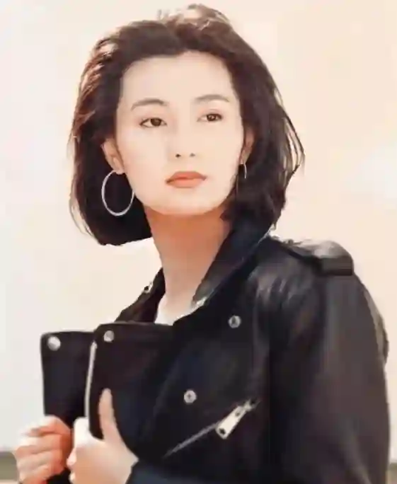 息影21年，60岁张曼玉近况曝光：独居贫民区，穿19元地摊货，不婚无子，活得太飒了！